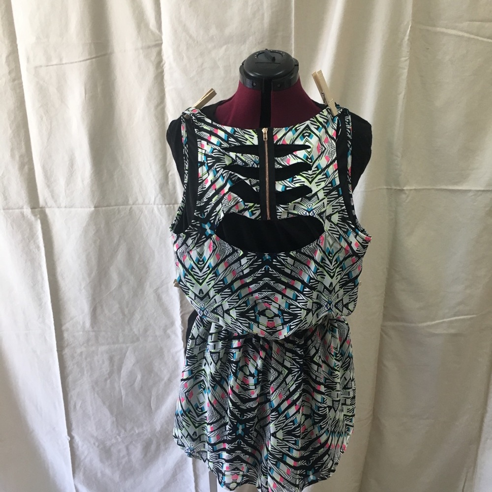 Geo Patterned Romper - Picture 3 of 3